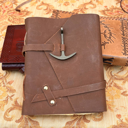 Carnet de journal du capitaine en cuir marron foncé avec ancre sur la couverture