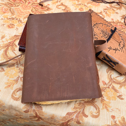 Carnet de journal du capitaine en cuir marron foncé avec ancre sur la couverture