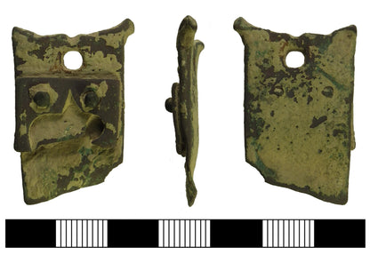 Accessoire en cuir à boucle en laiton massif trèfle médiéval du 14ème siècle