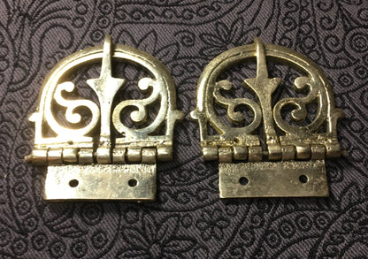 Pair of Roman buckle replicas with intricate scrolling design, crafted using sand casting. Suitable for 4-5 cm wide straps, perfect for medieval and Roman attire.