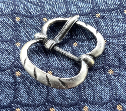 Boucle Renaissance moyenne incisée en argent