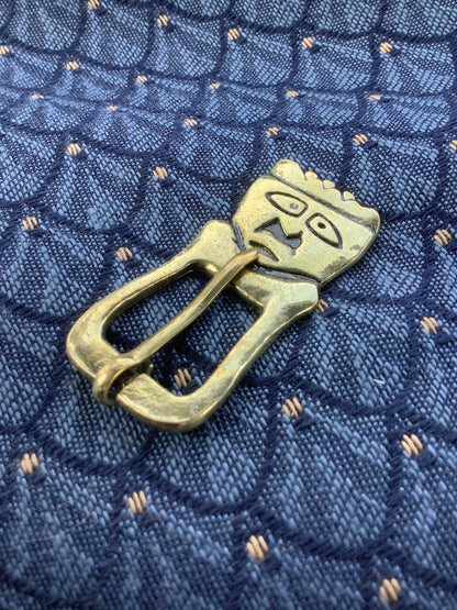 King shaped buckle