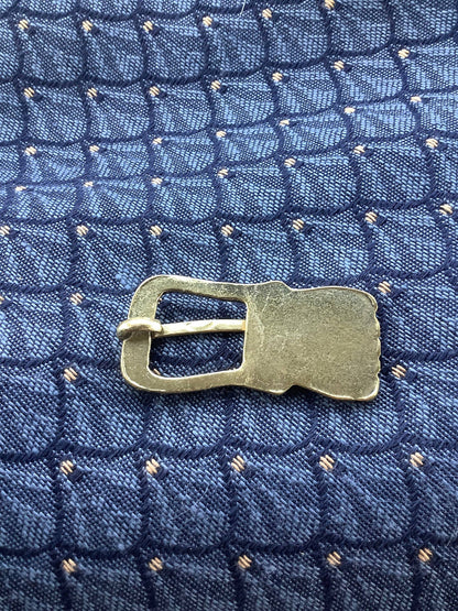 King shaped buckle