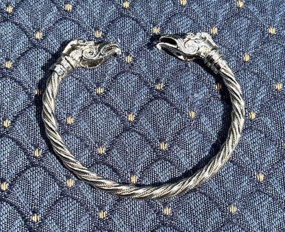 Bracelet enveloppé de fil d’argent Viking