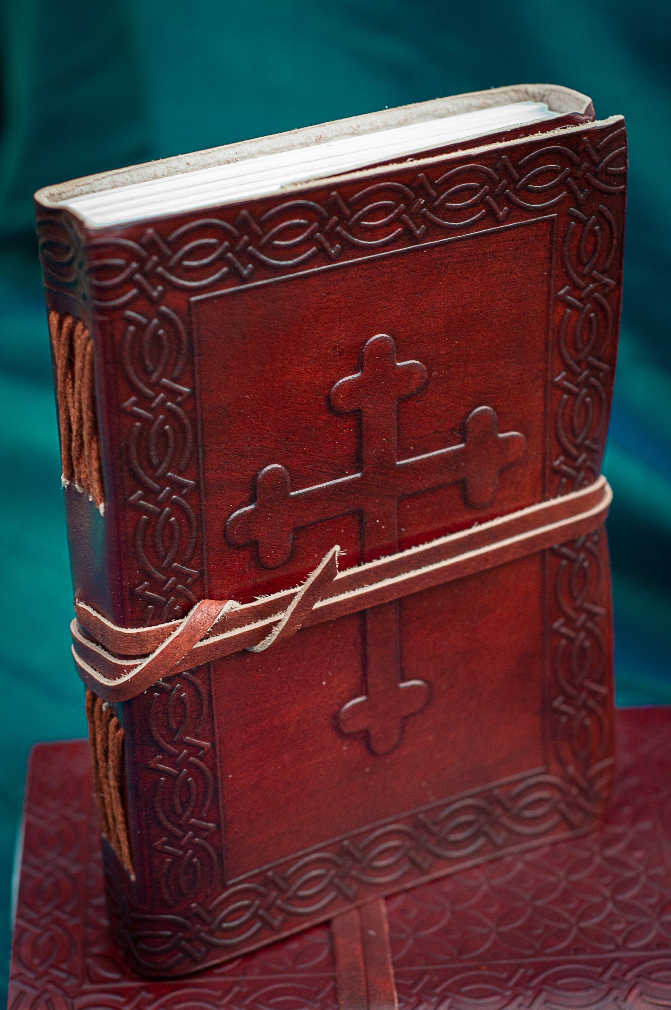 Journal en cuir rouge avec croix en relief - journal biblique