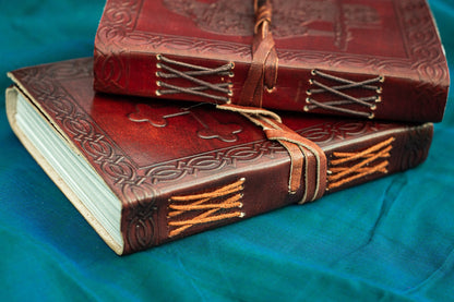 Journal en cuir rouge avec croix en relief - journal biblique
