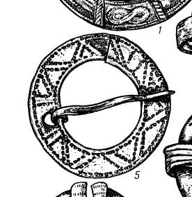 Broche médiévale ronde à décor incisé