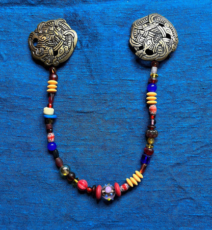 Broches rondes Viking et cordon de perles de verre